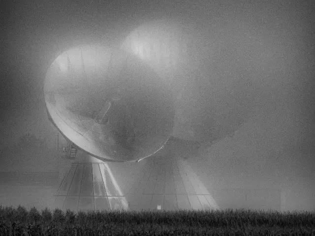 Erdfunkstelle im Nebel – Im Umland