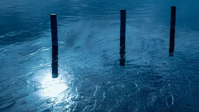 Eis am Steg in Aidenried – Am Ufer